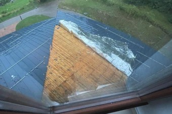 Búrka na Kysuciach poškodila strechu Kostola na hore Živčáková