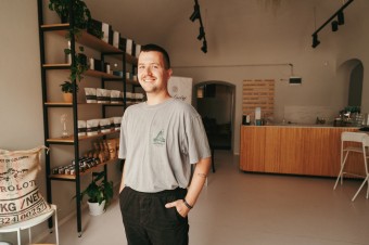 Originál turecká káva sa pripravuje v džezve. U nás ide len o zalievanú kávu. Ve