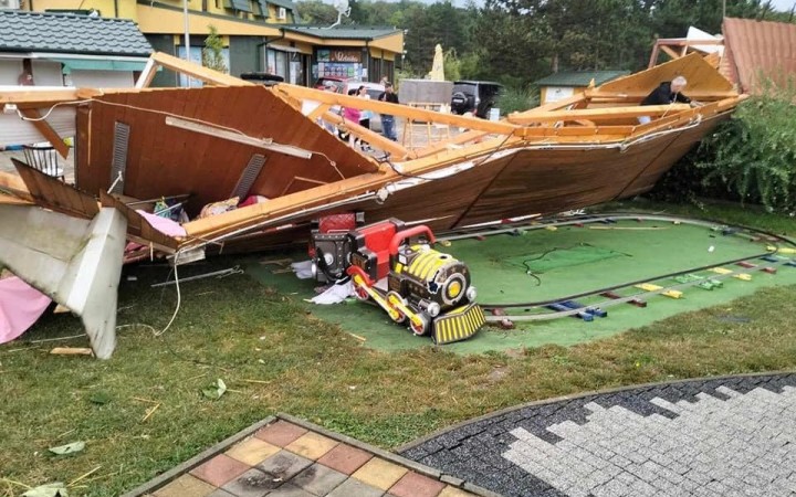 Na kúpalisku v Podhájskej bol downburst, nie tornádo, tvrdia meteorológovia