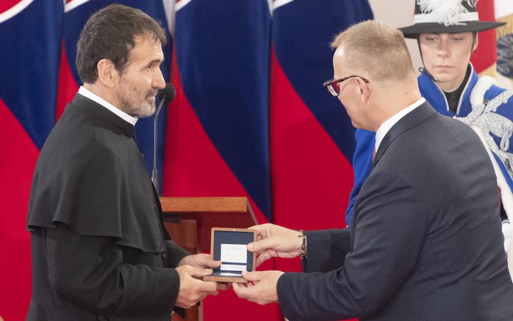 Predseda NR SR ocenil aj arcibiskupa, kňaza a františkána