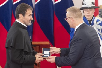 Predseda NR SR ocenil aj arcibiskupa, kňaza a františkána
