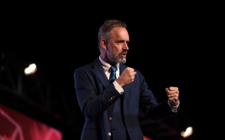 Jordan Peterson musí podstúpiť „prevýchovu“ za príspevky na sociálnych sieťach