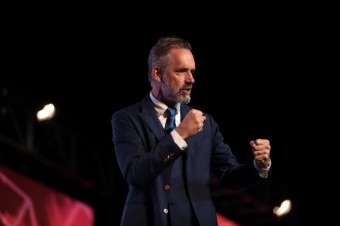 Jordan Peterson musí podstúpiť „prevýchovu“ za príspevky na sociálnych sieťach