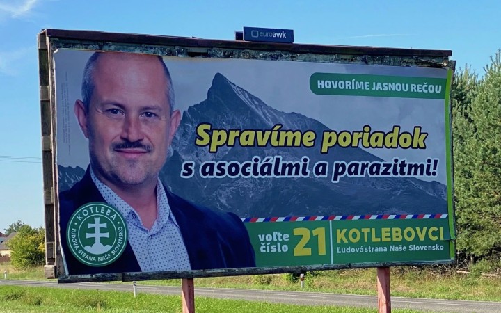 Ján Hero vyzval ĽSNS a Republiku, aby odstránili bilbordy znevažujúce Rómov
