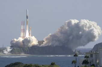 Japonská lunárna sonda po sérii odkladov odštartovala k Mesiacu