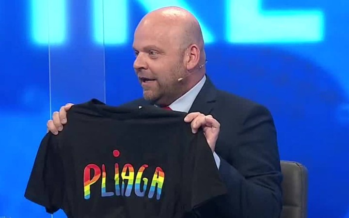 Šéf KDH si stojí za výrokom, že ideológia je pliagou. Dírer mu daroval tričko
