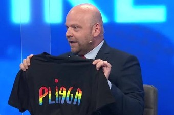 Šéf KDH si stojí za výrokom, že ideológia je pliagou. Dírer mu daroval tričko