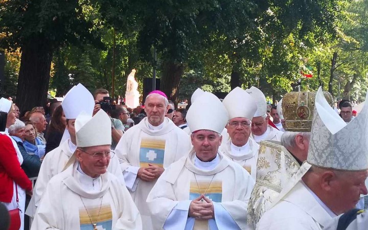 Na púti v Šaštíne sú medzi biskupmi aj emeritní arcibiskupi Bezák a Babjak