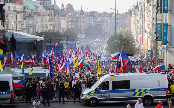 Tisíce ľudí protestovali v Prahe proti vláde Petra Fialu, žiadali „orbanizáciu“