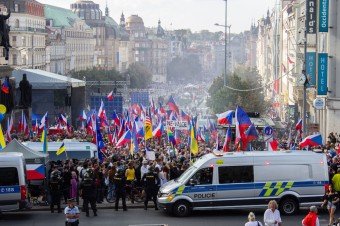 Tisíce ľudí protestovali v Prahe proti vláde Petra Fialu, žiadali „orbanizáciu“