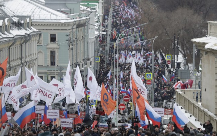 Tisíce ľudí si v Moskve pripomenuli výročie vraždy Borisa Nemcova