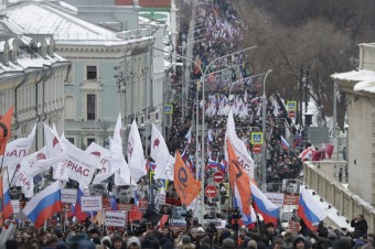 Tisíce ľudí si v Moskve pripomenuli výročie vraždy Borisa Nemcova