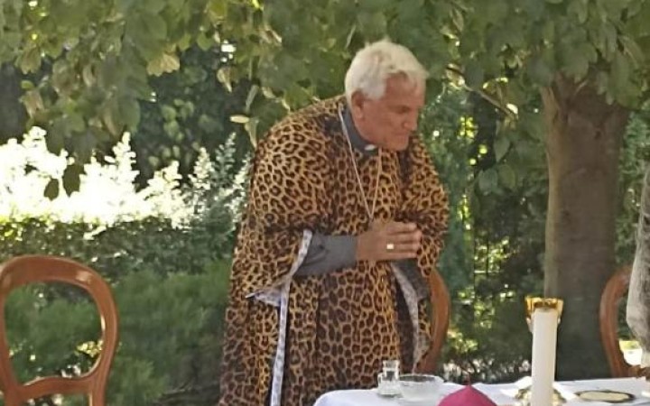 Nuncius slúžil omšu v leopardom ornáte, fotky obleteli internet