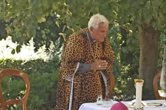 Nuncius slúžil omšu v leopardom ornáte, fotky obleteli internet