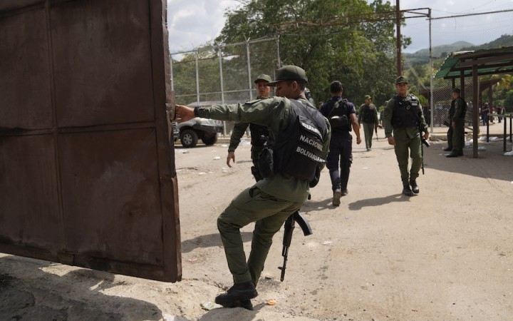 Venezuelská polícia zaútočila na väznicu obsadenú gangstrami, ich bosovia ušli