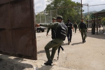 Venezuelská polícia zaútočila na väznicu obsadenú gangstrami, ich bosovia ušli