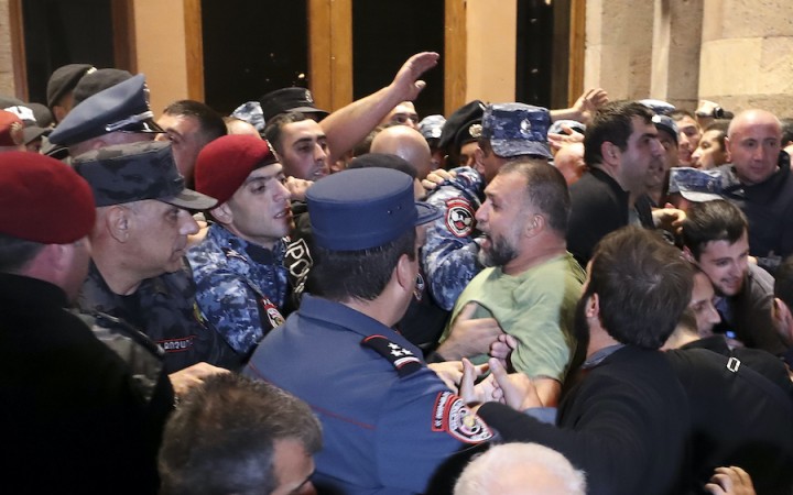 V Jerevane demonštrujú proti vláde, vraj opustila Arménov v Karabachu
