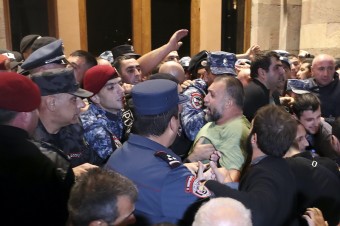V Jerevane demonštrujú proti vláde, vraj opustila Arménov v Karabachu