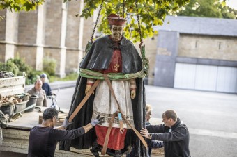 V Essene demontovali sochu kardinála, ktorého obvinili zo zneužívania