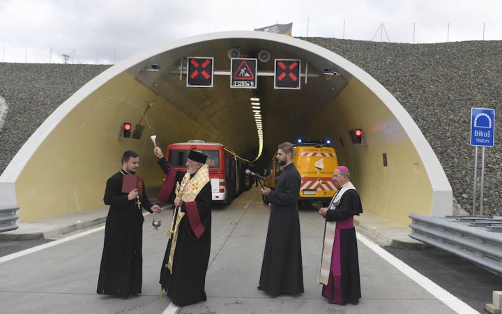 Peter Rusnák s Bernard Boberom posvätili tunel Bikoš a rýchlostnú cestu R4