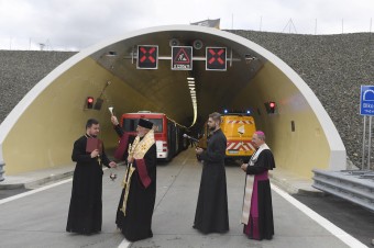 Peter Rusnák s Bernard Boberom posvätili tunel Bikoš a rýchlostnú cestu R4