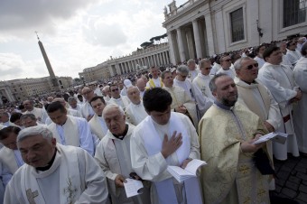 Spis o kňazoch, ktorí sú otcami detí, existuje. Je dôverný, tvrdí Vatikán