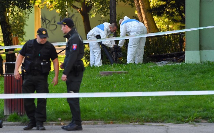 V noci v Dúbravke strieľal do ľudí muž z okna