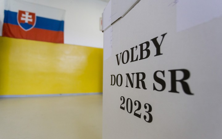  Vo volebnej miestnosti zomrel po kolapse volič, moratórium sa posunie do 22.45