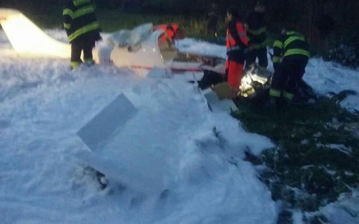 Pri včerajšom páde malého lietadla v Senici zomreli muži vo veku 52 a 19 rokov