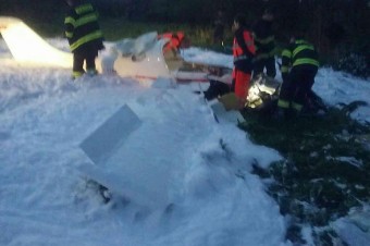 Pri včerajšom páde malého lietadla v Senici zomreli muži vo veku 52 a 19 rokov