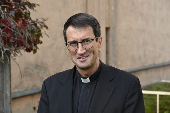 Španiel, ktorý sa cíti byť Fínom, je členom Opus Dei a priateľom luteránov
