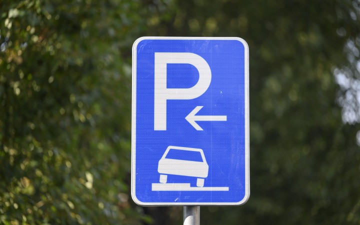 Zákaz parkovania na chodníku spôsobí starosti vodičom, obciam a možno aj chodcom