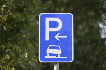 Zákaz parkovania na chodníku spôsobí starosti vodičom, obciam a možno aj chodcom
