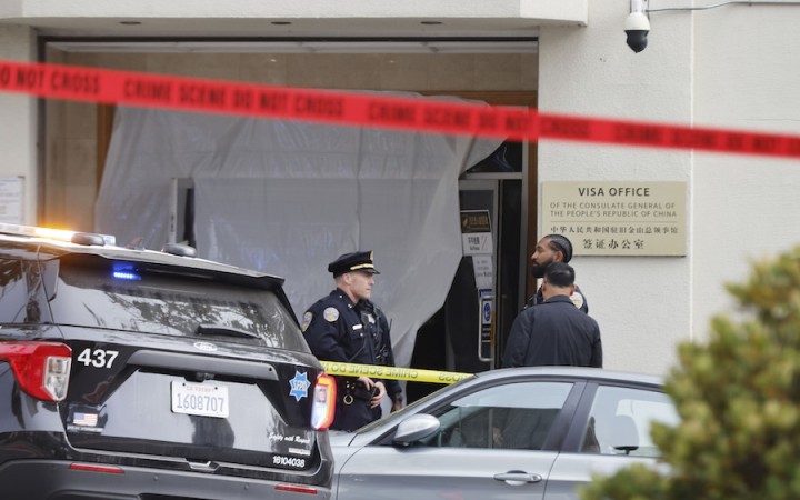 Muž v San Franciscu vrazil autom do čínskeho konzulátu, polícia ho zastrelila
