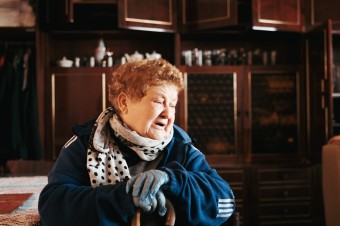 Slzy sa miešajú s prachom. Ľudia prišli pred zimou o komíny aj o celé domy