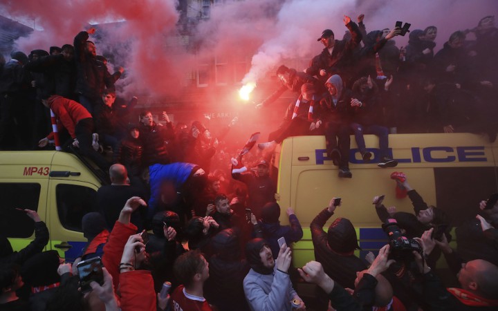 Talian dostal tri a pol roka za útok na fanúšika Liverpoolu 