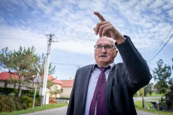 Muž v staršom veku kráčajúci v obleku po Očovej na prvý pohľad vyzerá, akoby šie