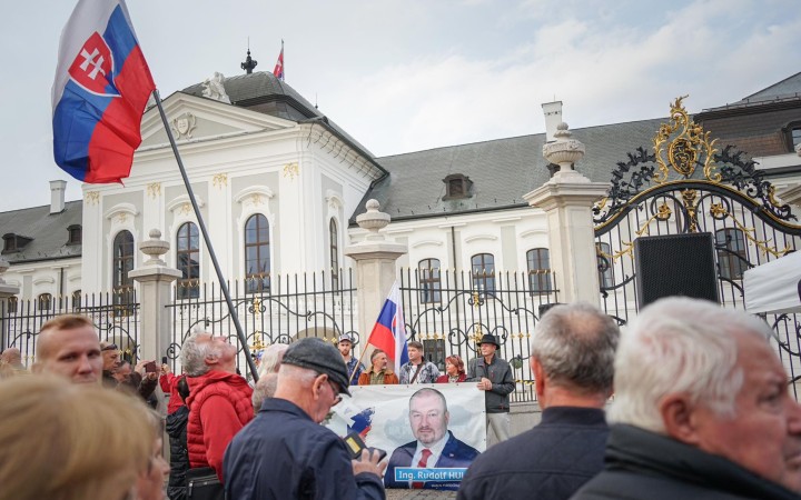 Pred Prezidentským palácom sa koná demonštrácia na podporu Rudolfa Huliaka, ktor