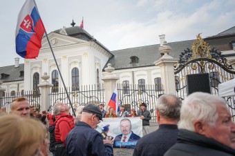 Pred Prezidentským palácom sa koná demonštrácia na podporu Rudolfa Huliaka, ktor