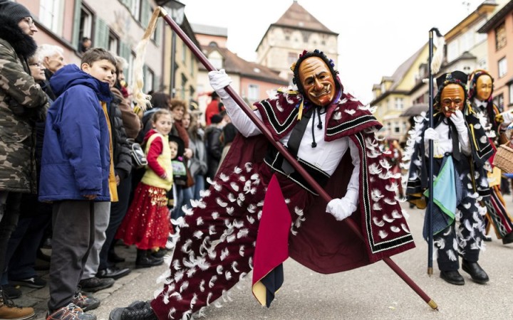 Fašiangové karnevalové sprievody v Nemecku komplikujú búrky a vietor