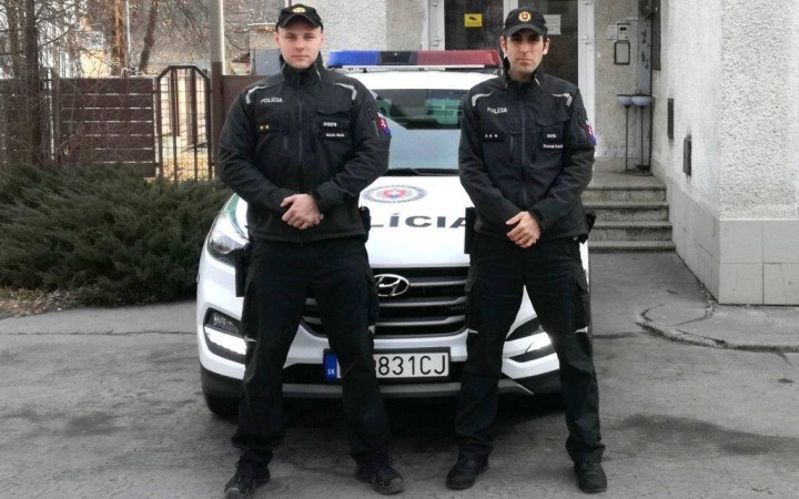 Policajti zachraňovali dievča, ktoré si chcelo siahnuť na život