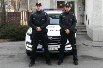 Policajti zachraňovali dievča, ktoré si chcelo siahnuť na život
