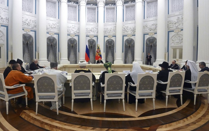 Putin má nový obrovský stôl. Pred schôdzkou s ním stačí už „iba“ 5 dní izolácie