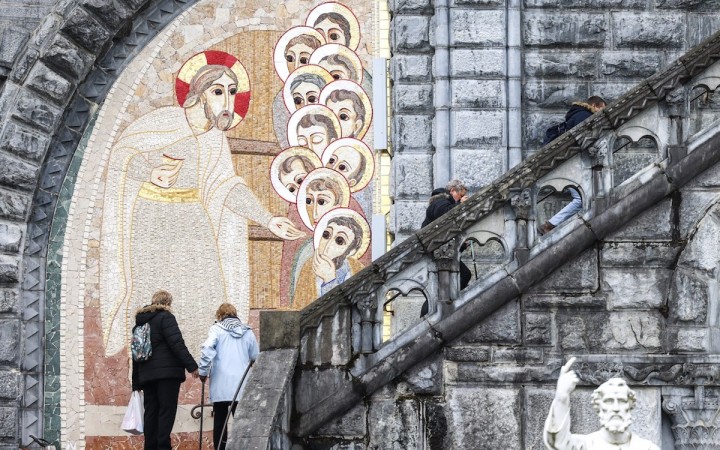 V Lurdoch majú do konca roka prijať rozhodnutie, či odstránia Rupnikove mozaiky