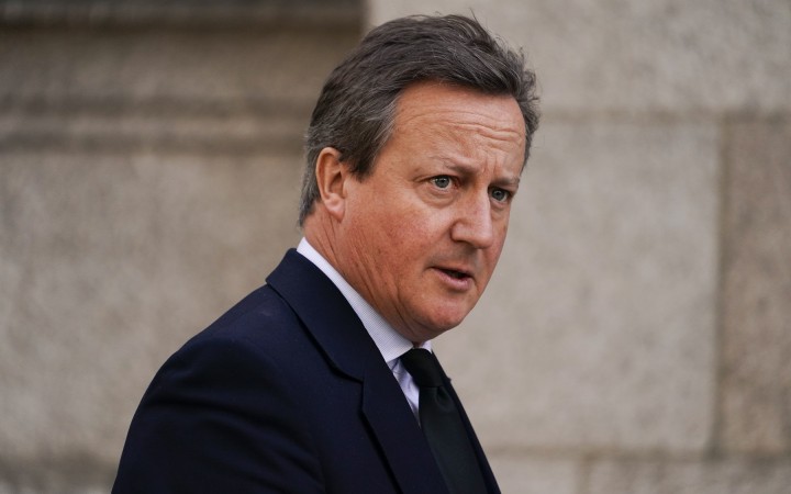 Novým britským ministrom zahraničných vecí bude expremiér David Cameron