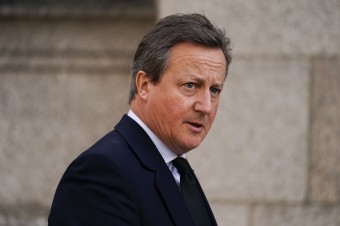 Novým britským ministrom zahraničných vecí bude expremiér David Cameron