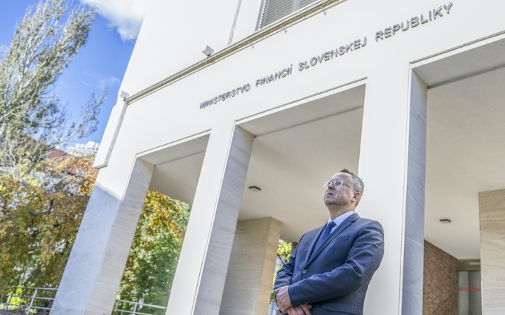 Na zníženie deficitu o pol percenta HDP bude treba viac ako dve miliardy eur