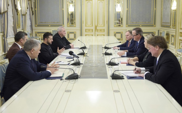 David Cameron sa na prvej zahraničnej ceste stretol na Ukrajine so Zelenským