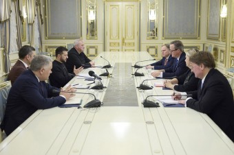 David Cameron sa na prvej zahraničnej ceste stretol na Ukrajine so Zelenským