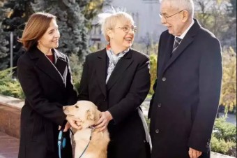 Pes moldavskej prezidentky pohrýzol prezidenta Rakúska, utrpel len malé zranenie